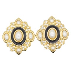 Orecchini Christian Dior vintage rari, in oro, stile barocco, con perla bianca e motivo a raggi di sole su fondo nero