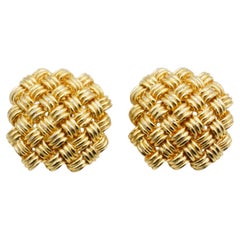 Boucles d'oreilles imposantes Christian Dior Vintage : modèle rare en maille ajourée tressée dorée