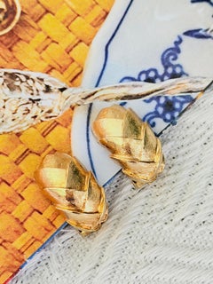 Orecchini Christian Dior vintage, rari, in oro, con motivo a spiga spazzolata, a forma di semicircolo bombato e dal design massiccio