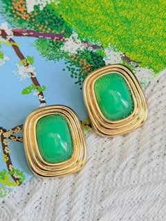 Christian Dior Vintage – Seltene, goldfarbene Gripoix-Ohrclips mit grünem Cabochon in rechteckiger Form