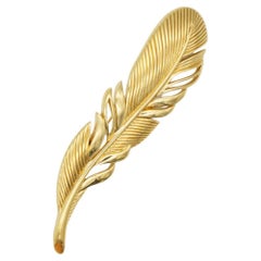 Broche vintage Christian Dior, rare, en or, de grande taille, ajourée, en forme de longue plume et de feuille