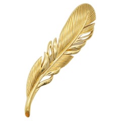 Broche vintage Christian Dior, rare, en or, de grande taille, ajourée, en forme de longue plume et de feuille