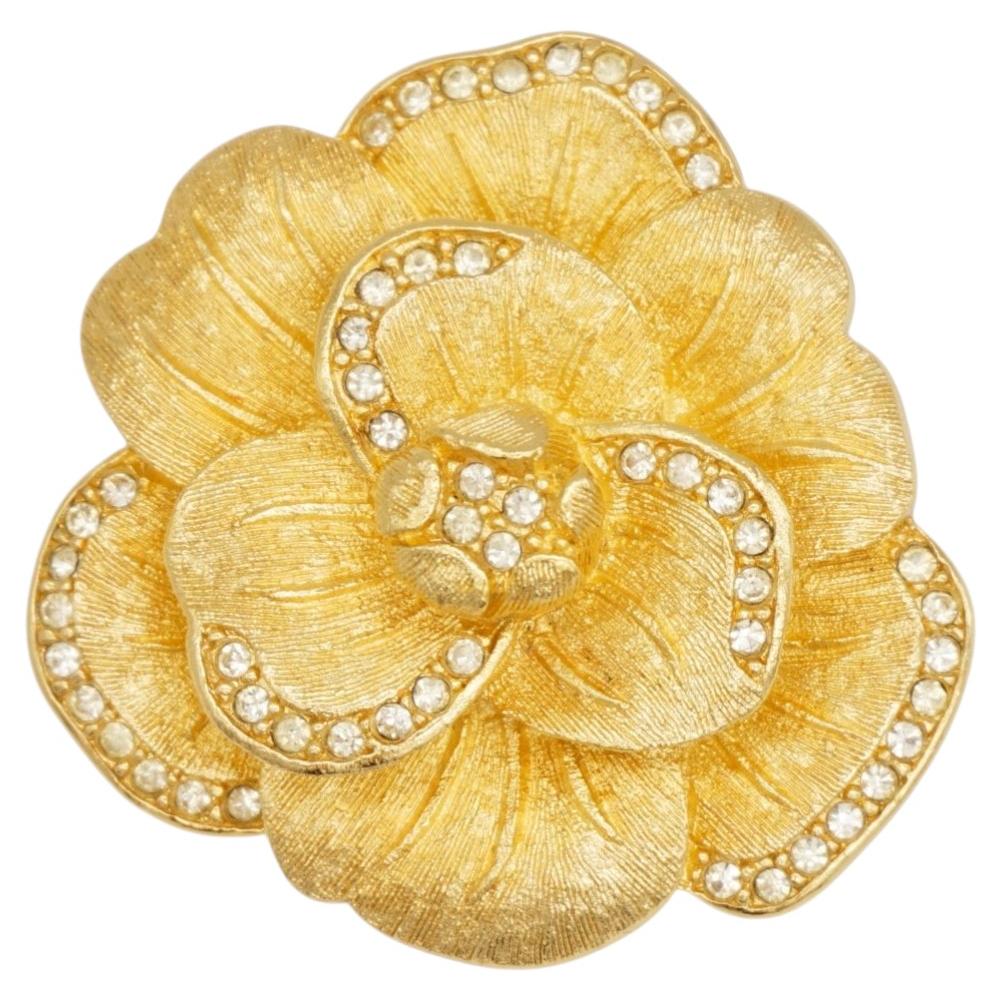 Broche grande y voluminoso de Christian Dior Vintage, con una camelia rara dorada y capas de cristales en forma de rosa