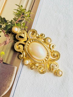 Grande broche vintage Christian Dior, rare, en or, ornée d'une perle blanche sculptée et ajourée