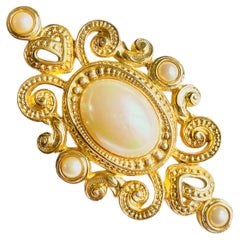 Grande broche vintage Christian Dior, rare, en or, ornée d'une perle blanche sculptée et ajourée