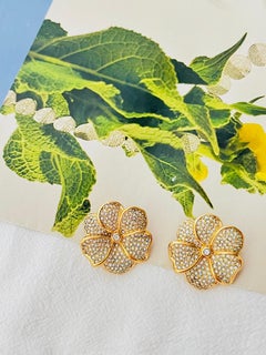 Boucles d'oreilles à clip Christian Dior Vintage : modèle rare en or, ornées de grands cristaux en forme de fleurs étincelantes