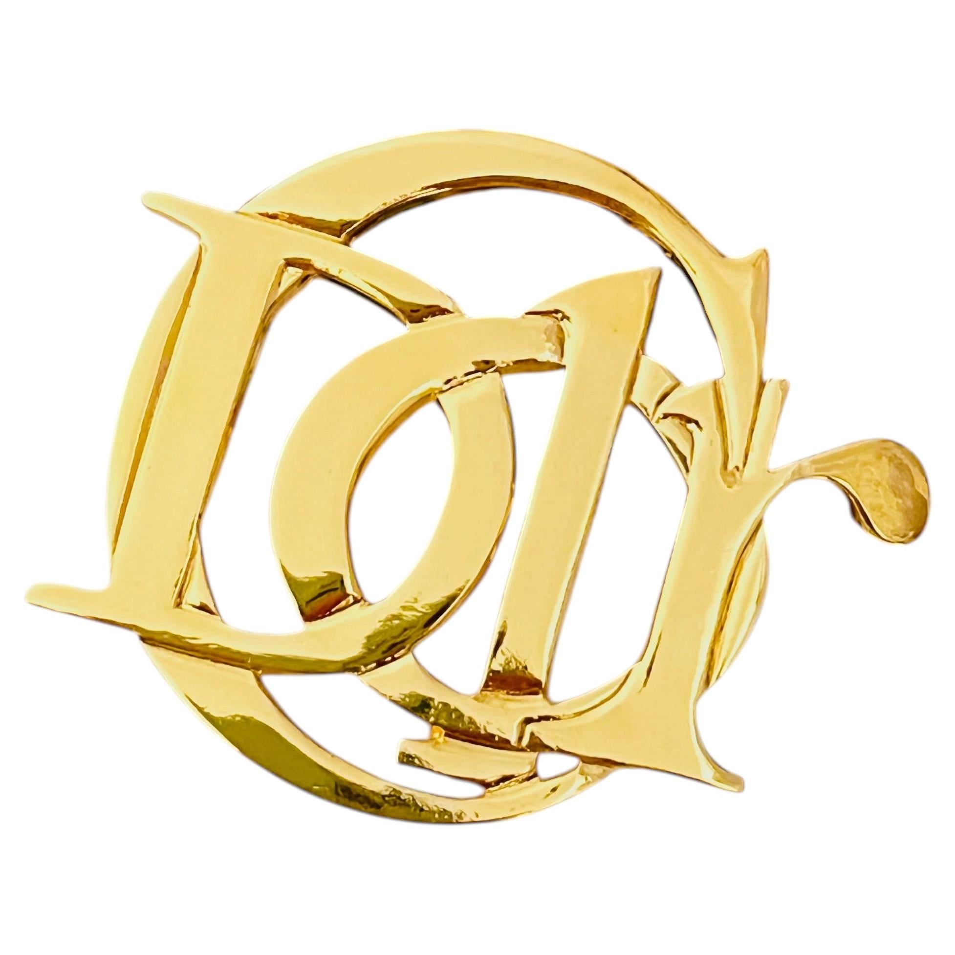 Christian Dior Vintage – Seltene, große Brosche mit ineinander verschlungenen Monogramm-Buchstaben in Gold im Angebot