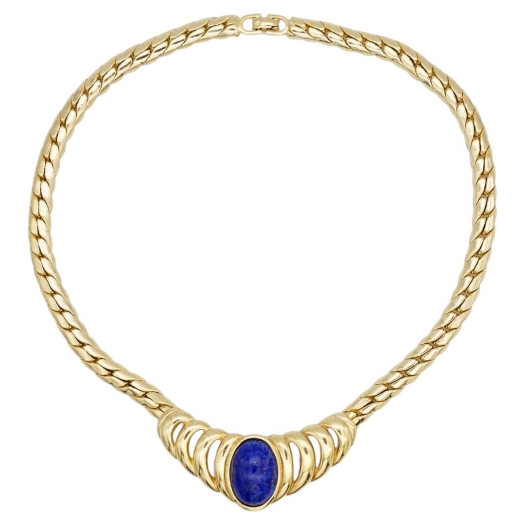 Collar vintage de Christian Dior: pieza única con un cabujón ovalado de oro y lapislázuli azul con lámina metálica en forma de corazón