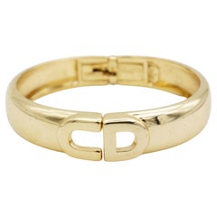 Bracelet manchette vintage Christian Dior, modèle rare en or, au design imposant, avec fermoir à pince