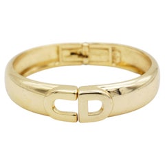 Bracelet manchette vintage Christian Dior, modèle rare en or, au design imposant, avec fermoir à pince