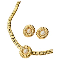 Christian Dior Vintage: set da 2 con perle ovali bianche, cristalli e motivo a raggi dorati, modello raro