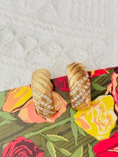 Christian Dior Vintage – Seltene, goldfarbene Ohrringe mit drei Reihen Kristallen aus Satin mit leicht gewölbter Form