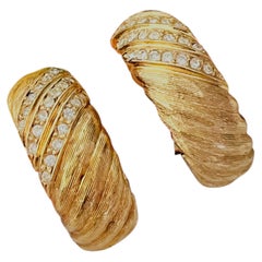 Christian Dior Vintage – Seltene, goldfarbene Ohrringe mit drei Reihen Kristallen aus Satin mit leicht gewölbter Form