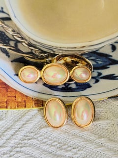 Ensemble Christian Dior Vintage : broche et boucles d'oreilles élégantes ornées de perles ovales blanches et dorées, pièces rares