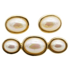Ensemble Christian Dior Vintage : broche et boucles d'oreilles élégantes ornées de perles ovales blanches et dorées, pièces rares