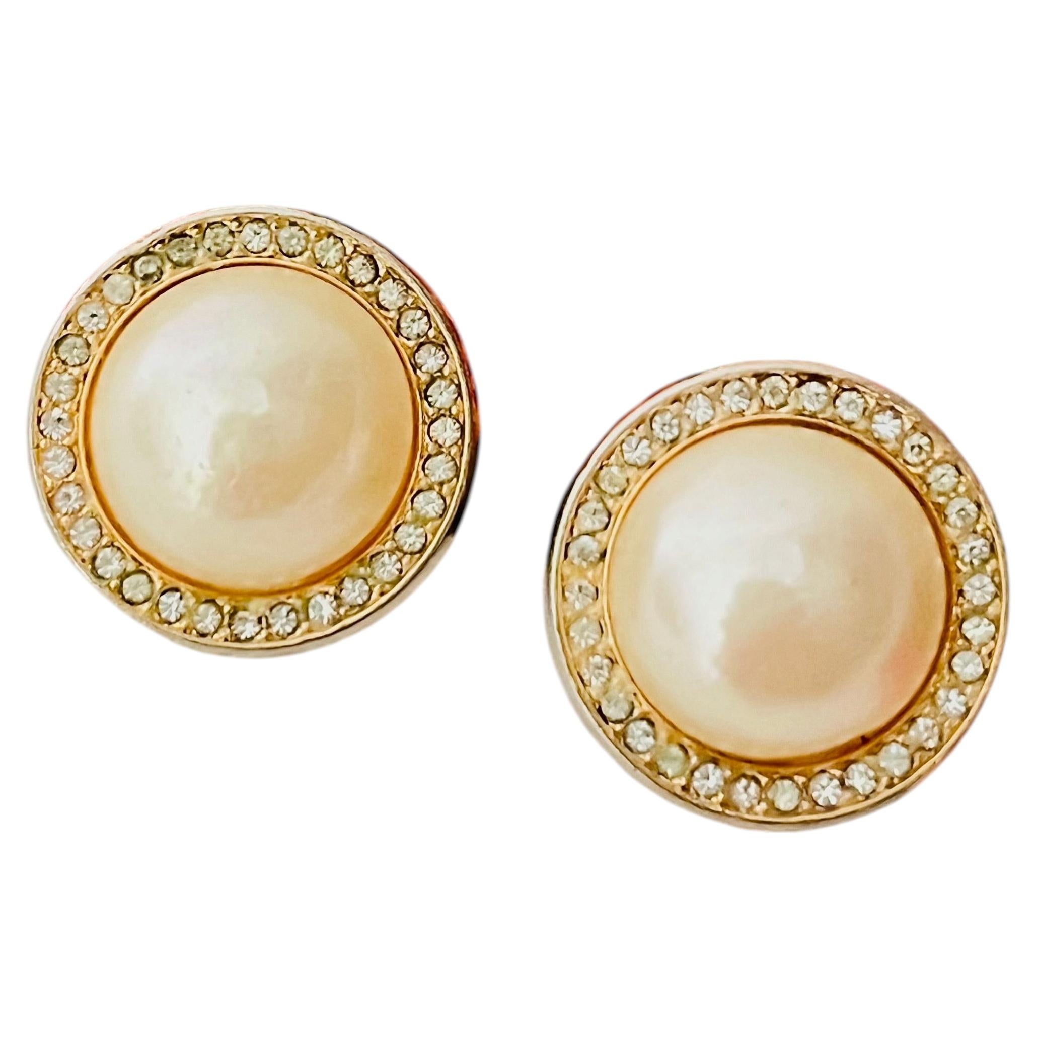 Christian Dior Vintage – Seltene Ohrringe aus Gold mit weißen Perlen und funkelnden Kristallen