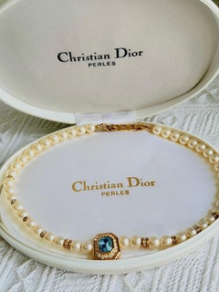 Christian Dior Vintage – Seltene Gripoix-Halskette in Aquablau mit achteckigen weißen Perlen und Gold