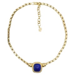 Collier Christian Dior vintage en or, avec une pierre rare de couleur bleu lapis, de forme ovale octogonale et taillée en cabochon
