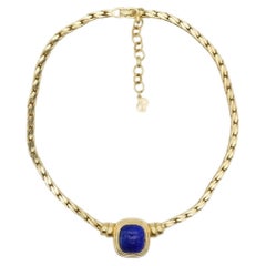 Collier Christian Dior vintage en or, avec une pierre rare de couleur bleu lapis, de forme ovale octogonale et taillée en cabochon