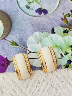 Christian Dior Vintage – Seltene, große, weiße Creolen mit doppelten Kristallen und gewölbter, goldfarbener Fassung