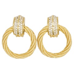 Boucles d'oreilles Christian Dior vintage, rares, en forme de anneaux, avec des cristaux dorés en forme de cordon et des pendentifs volumineux