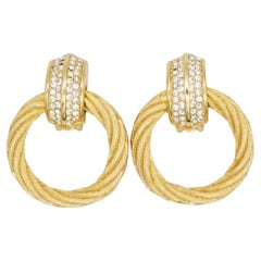 Boucles d'oreilles Christian Dior vintage, rares, en forme de anneaux, avec des cristaux dorés en forme de cordon et des pendentifs volumineux