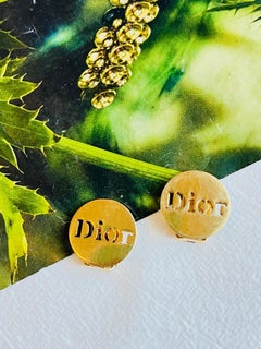 Orecchini Christian Dior vintage, rari, unisex, con bottoni rotondi e logo in rilievo dorato