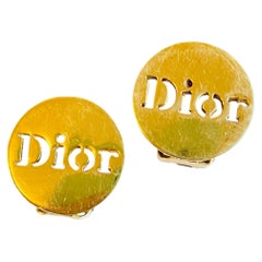 Orecchini Christian Dior vintage, rari, unisex, con bottoni rotondi e logo in rilievo dorato
