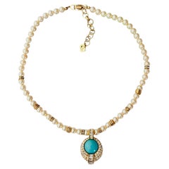 Christian Dior Vintage – Seltene Halskette aus weißen Perlen und türkisfarbenen Cabochons in Gold