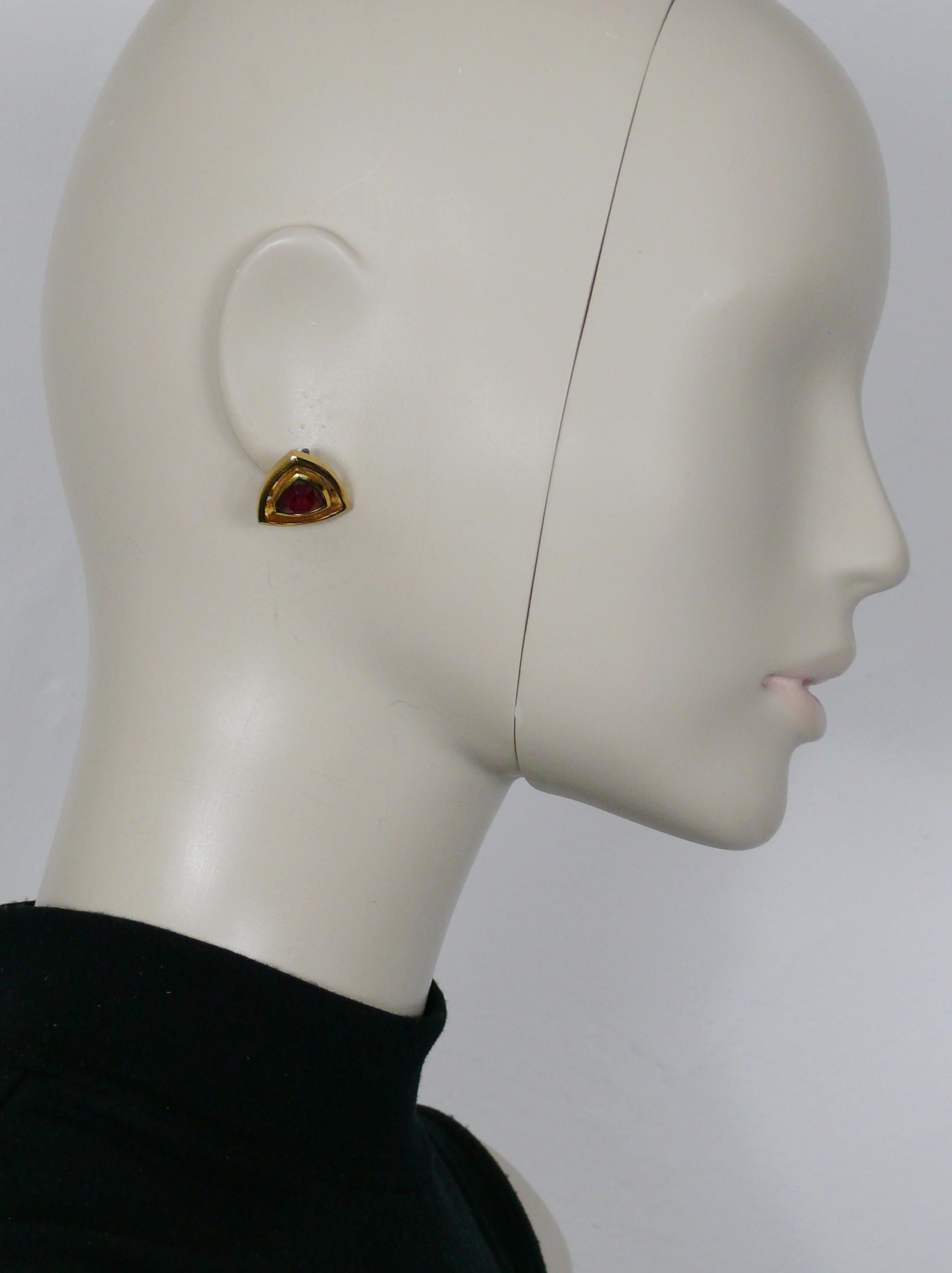 CHRISTIAN DIOR Vintage-Ohrstecker in Goldton, verziert mit einem facettierten und marmorierten rubinroten Glascabochon.

Geprägte CHR. DIOR ©.

Ungefähre Maße: ca. 1,9 cm x 1,9 cm (0,75 Zoll x 0,75 Zoll).

Gewicht pro Ohrring: ca. 5 Gramm.

Material