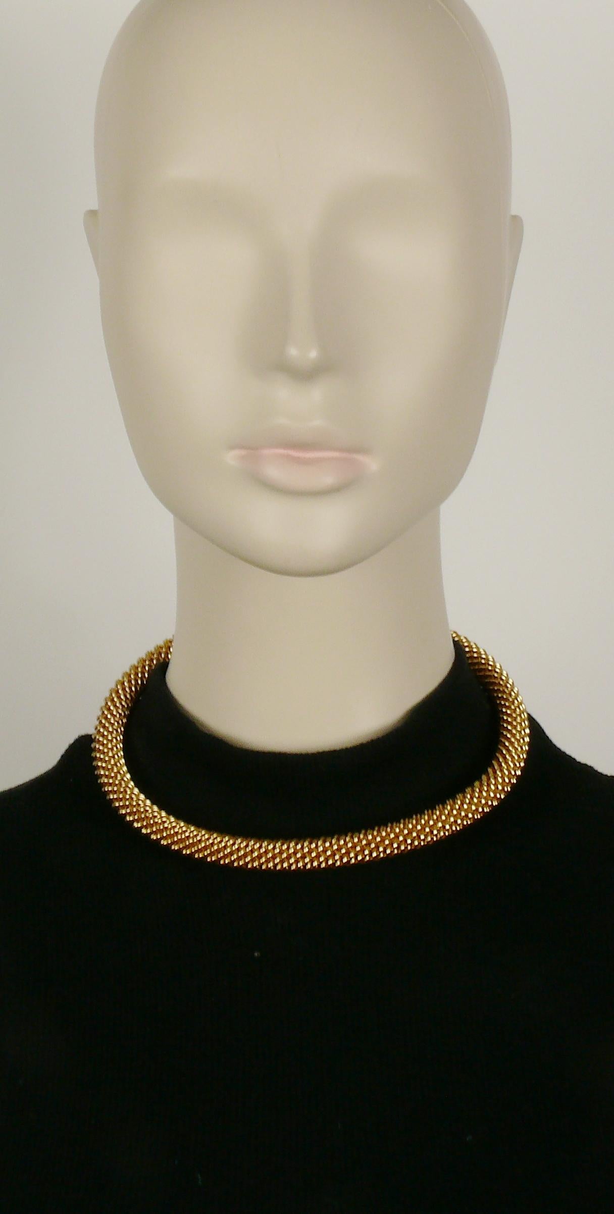 Collier torque vintage CHRISTIAN DIOR à chaîne rigide de couleur or.

Gaufré CHR. DIOR.

Mesures indicatives : circonférence intérieure minimale d'environ 39,90 cm (15,71 pouces) - ajustable à une taille supérieure (flexible).

NOTES
- Il s'agit