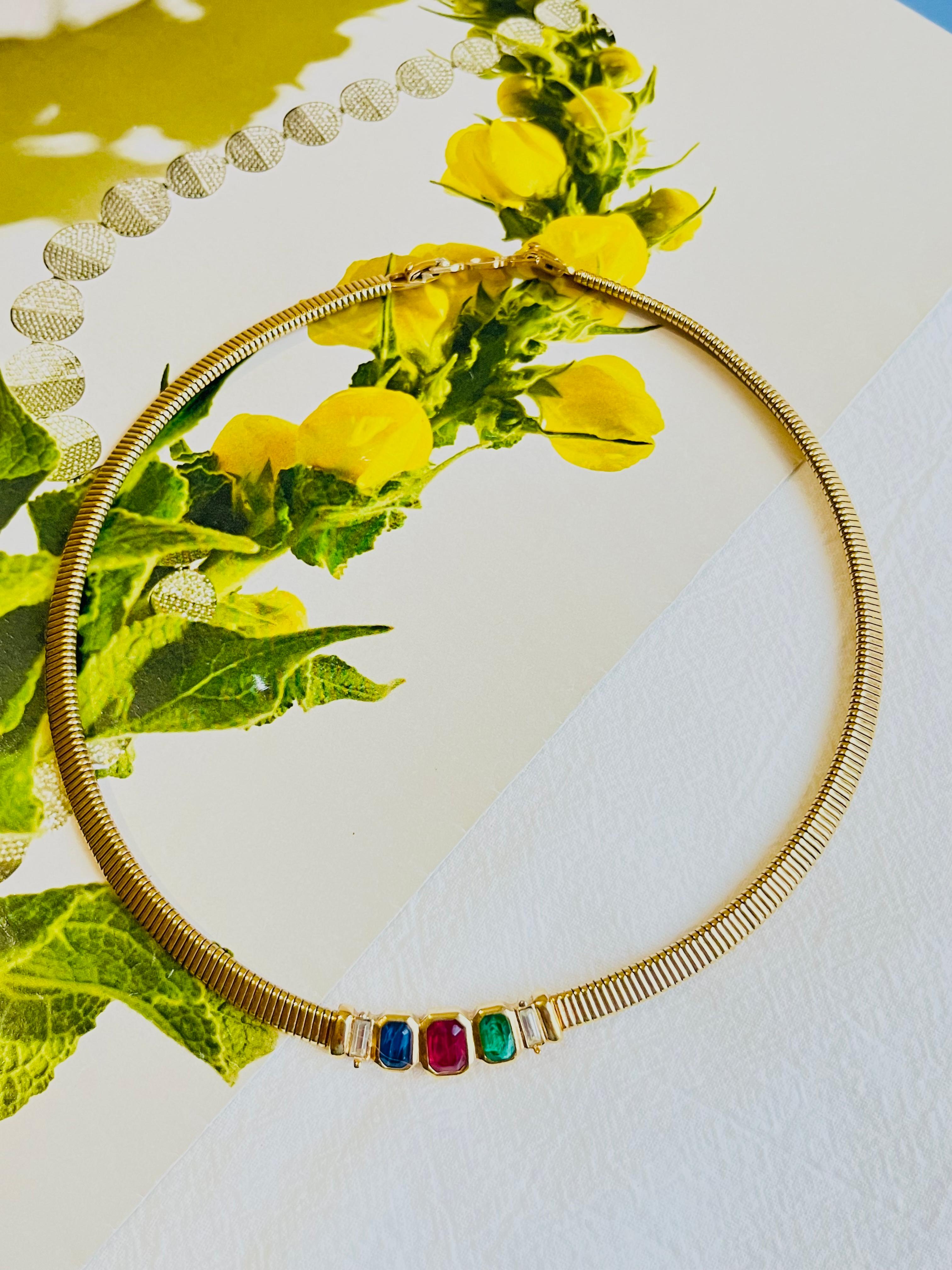 Christian Dior Vintage Sapphire Emerald Ruby Octagon Ribbed Omega Gold Necklace In Excellent Condition For Sale In Wokingham, England