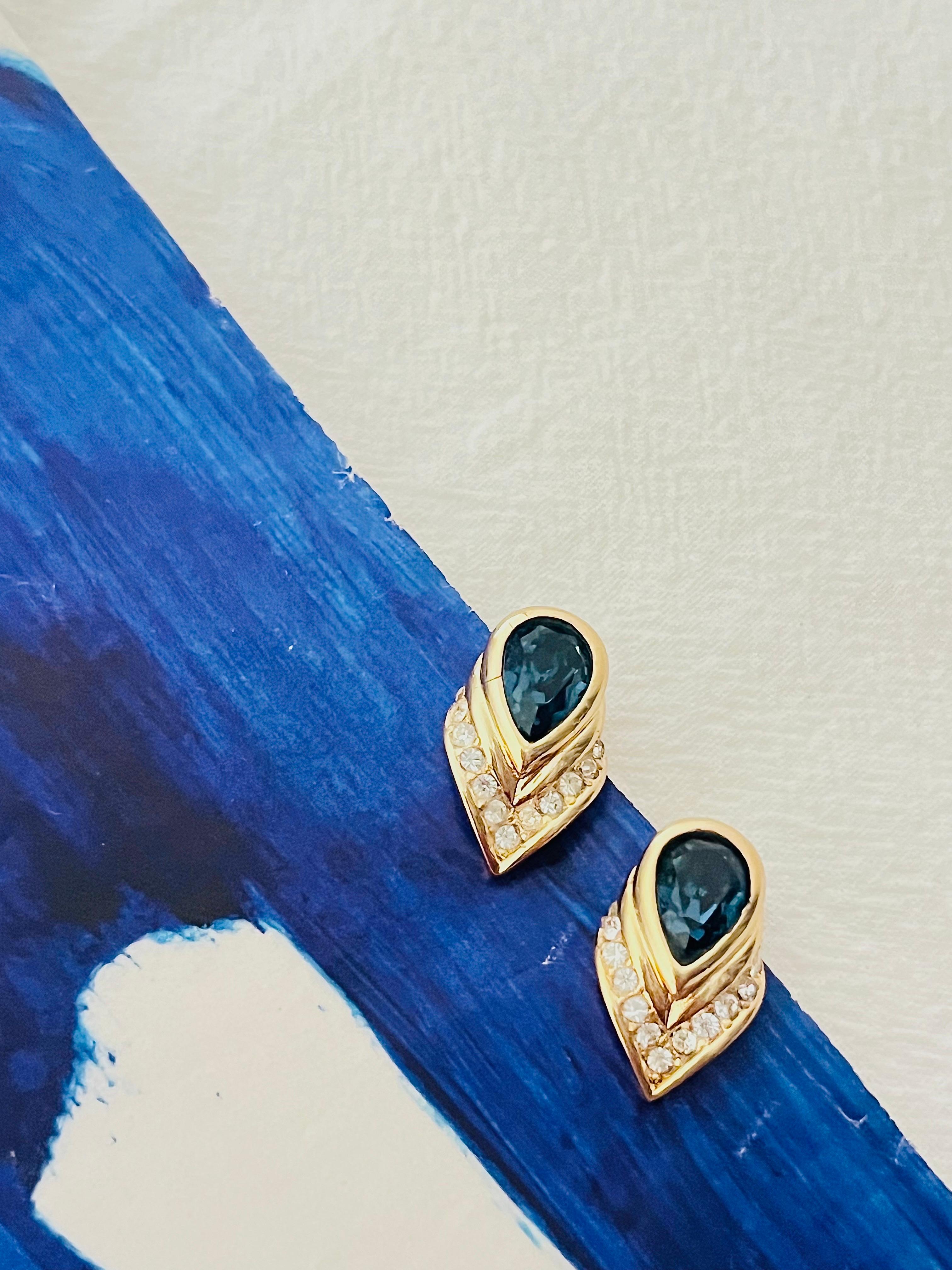 Christian Dior Vintage 1980s Sapphire Navy Peacock Feather Triangle Crystals Water Tear Drop Clip Earrings, Gold Tone

Very good condition. Light scratches or colour loss, barely noticeable. Rare to find. Very beautiful. 100% Genuine. 

A very