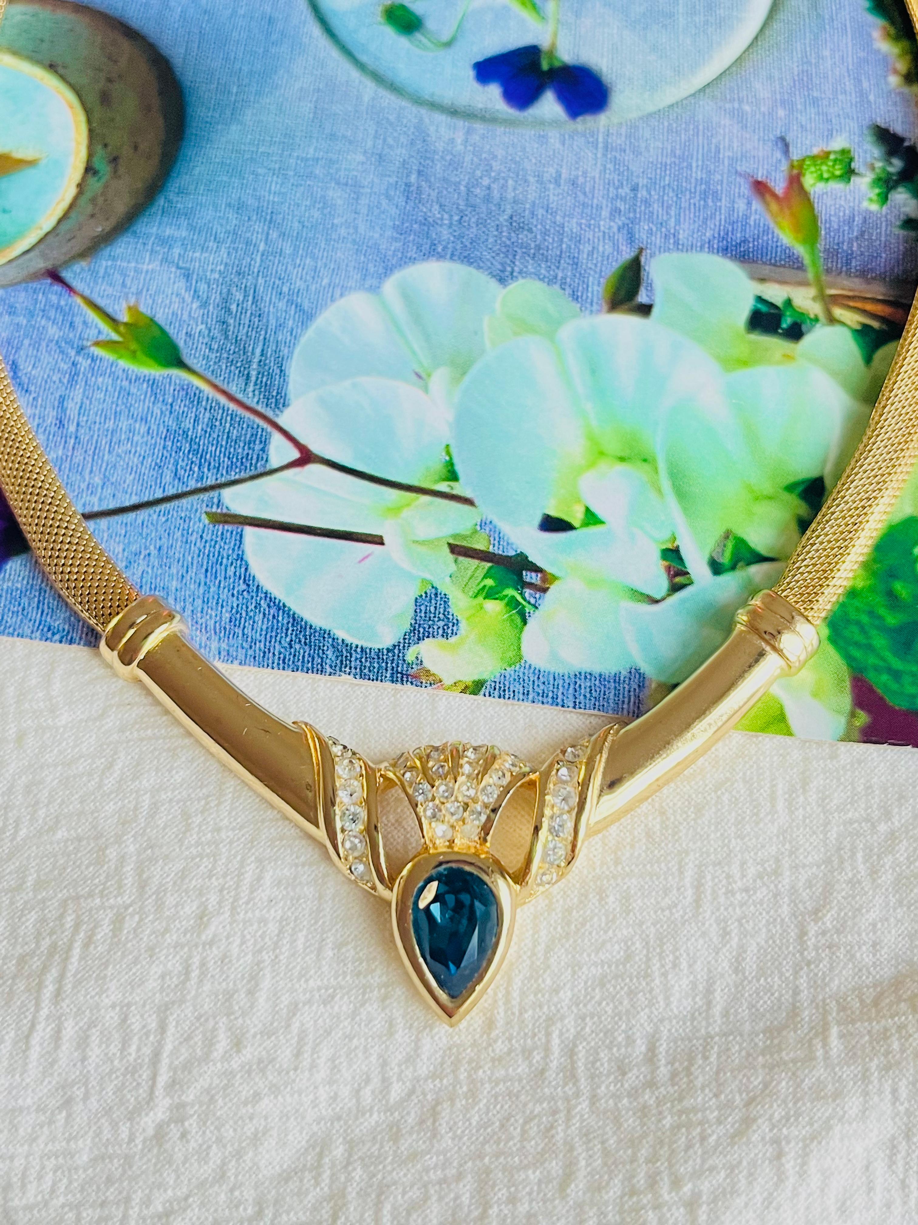 Christian Dior Vintage Sapphire Navy Blue Water Tear Drop Crystals Triangle Openwork Pendant Omega Mesh Woven Collar Choker Necklace, Gold Tone

Very excellent condition. 100% Genuine. 

Marked 'Chr.Dior (C) '. Very rare to find. Very