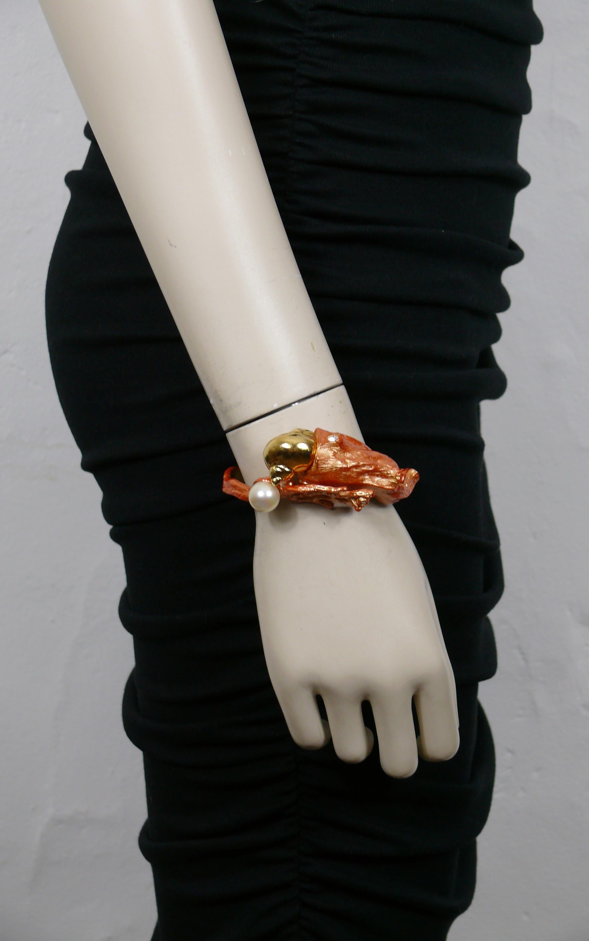 CHRISTIAN DIOR Vintage-Armband mit Muschelverschluss, entworfen vom französischen Parfümeur ROBERT GOOSSENS anlässlich der Lancierung des Parfums DUNE im Jahr 1987.

Dieses goldfarbene Armband mit Perlmuttpatina ahmt einen Korallenzweig nach. Er ist