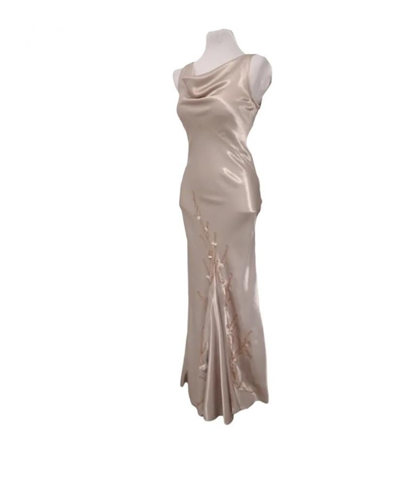 CHRISTIAN DIOR by BY JOHN GALLIANO

Beige stunning satin gown with floral embroidery
Cut on the front
Sleeveless

Size FR 40 - US 8

Pre-owned, Very good vintage condition. 

 100% authentic guarantee 

       PLEASE VISIT OUR STORE FOR MORE GREAT