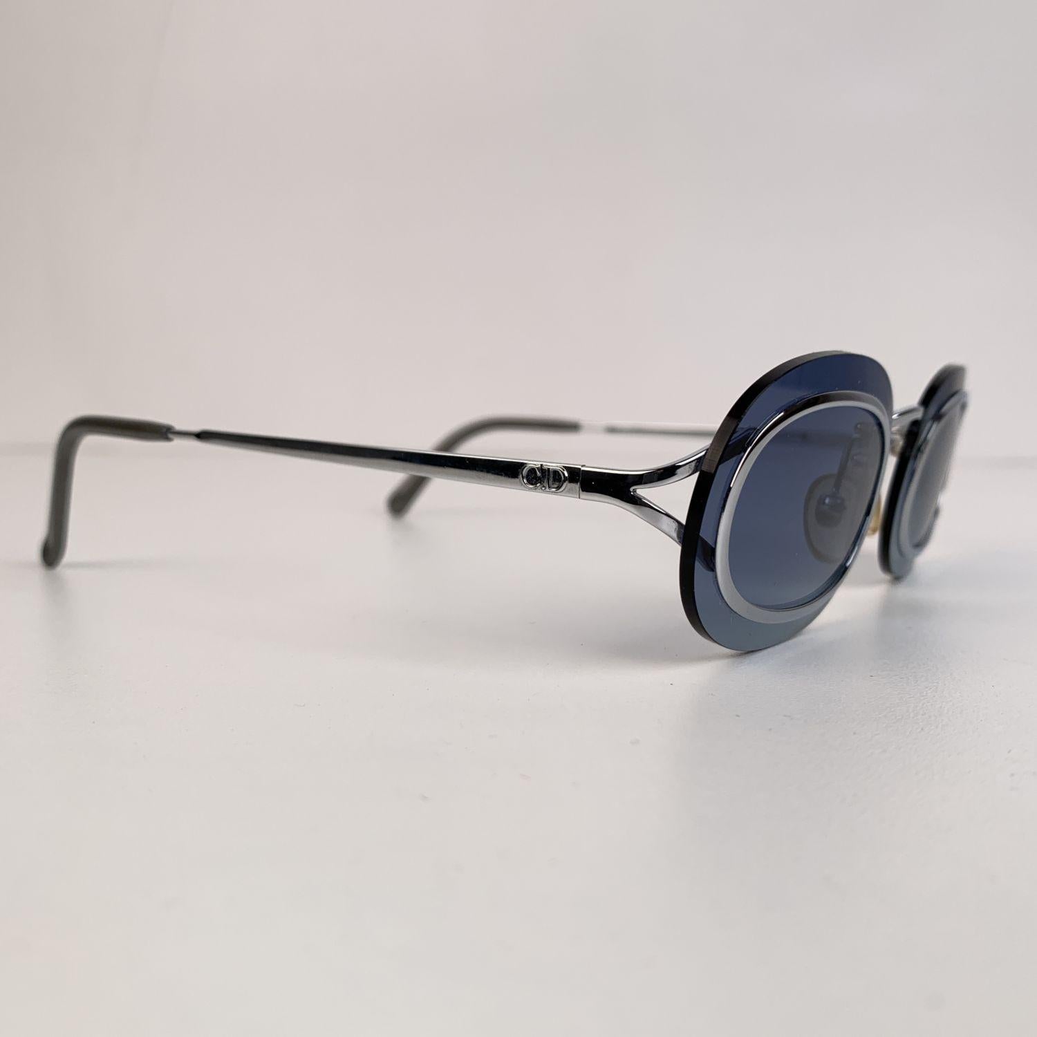 Vintage Christian Dior mod. 2970 Oval Sunglasses from the 90s. Rimless design with silver metal detailing. Light blue lenses. CD logo on temples.Made in Austria. Style & refs: 2370 - 53/16 - 135

Details

MATERIAL: Metal

COLOR: Blue

MODEL: