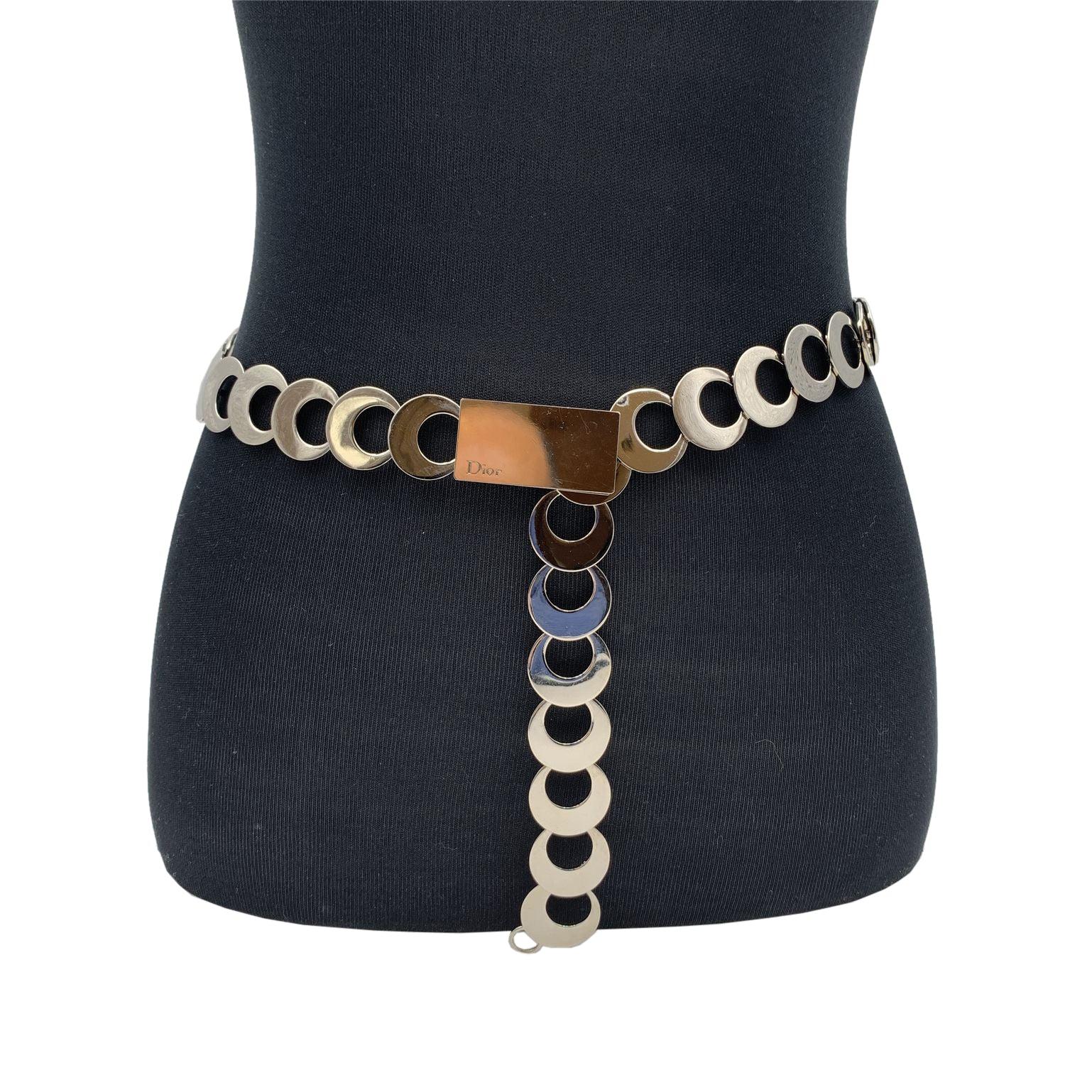 Chanel Vintage Silber Metall Kette Gürtel . Er ist sehr vielseitig und vervollständigt jeden Look (Sie können ihn als Halskette oder als Gürtel verwenden). Es ist mit einer silbernen Metallkette versehen. Hakenverschluss. Gesamtlänge: 36 Zoll - 91,4
