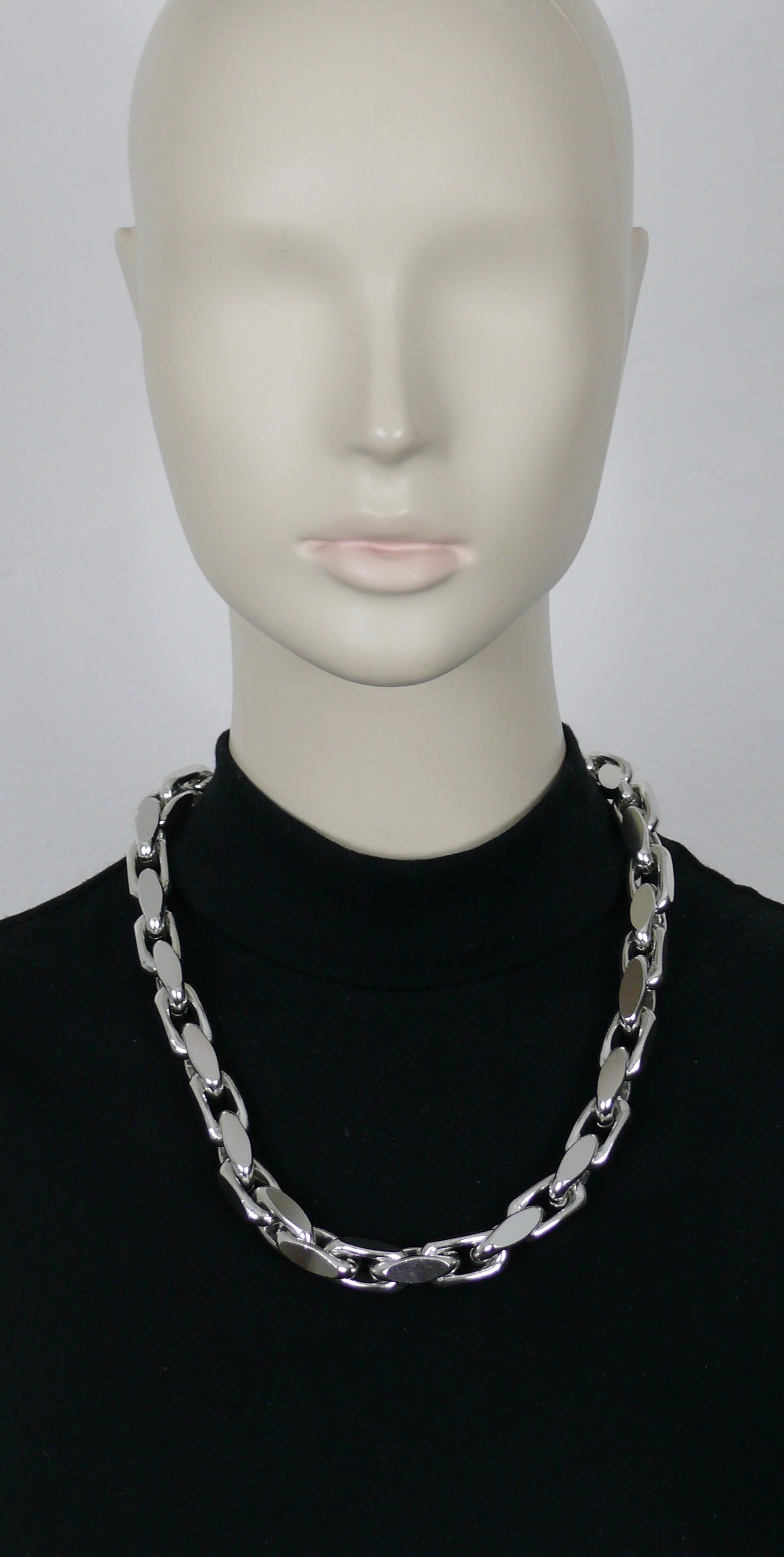 CHRISTIAN DIOR vintage 1973 silver tone lightweight chain link necklace.

Secure clasp closure.

Embossed 1973 CHR. DIOR Germany.

Indicative measurements : length approx. 58 cm (22.83 inches) / width approx. 1.2 cm (0.47 inch).

Material : Silver