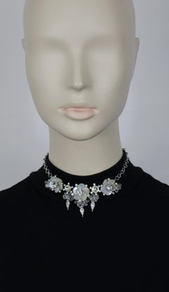 CHRISTIAN DIOR Collier à fleurs vintage en cristal et résine de couleur argent