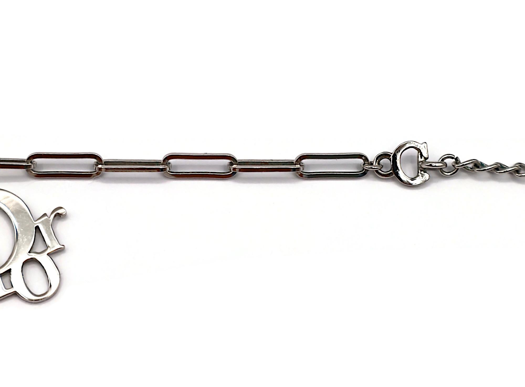 CHRISTIAN DIOR Collana Vintage con Charm Figurale in tonalità argento in vendita 7