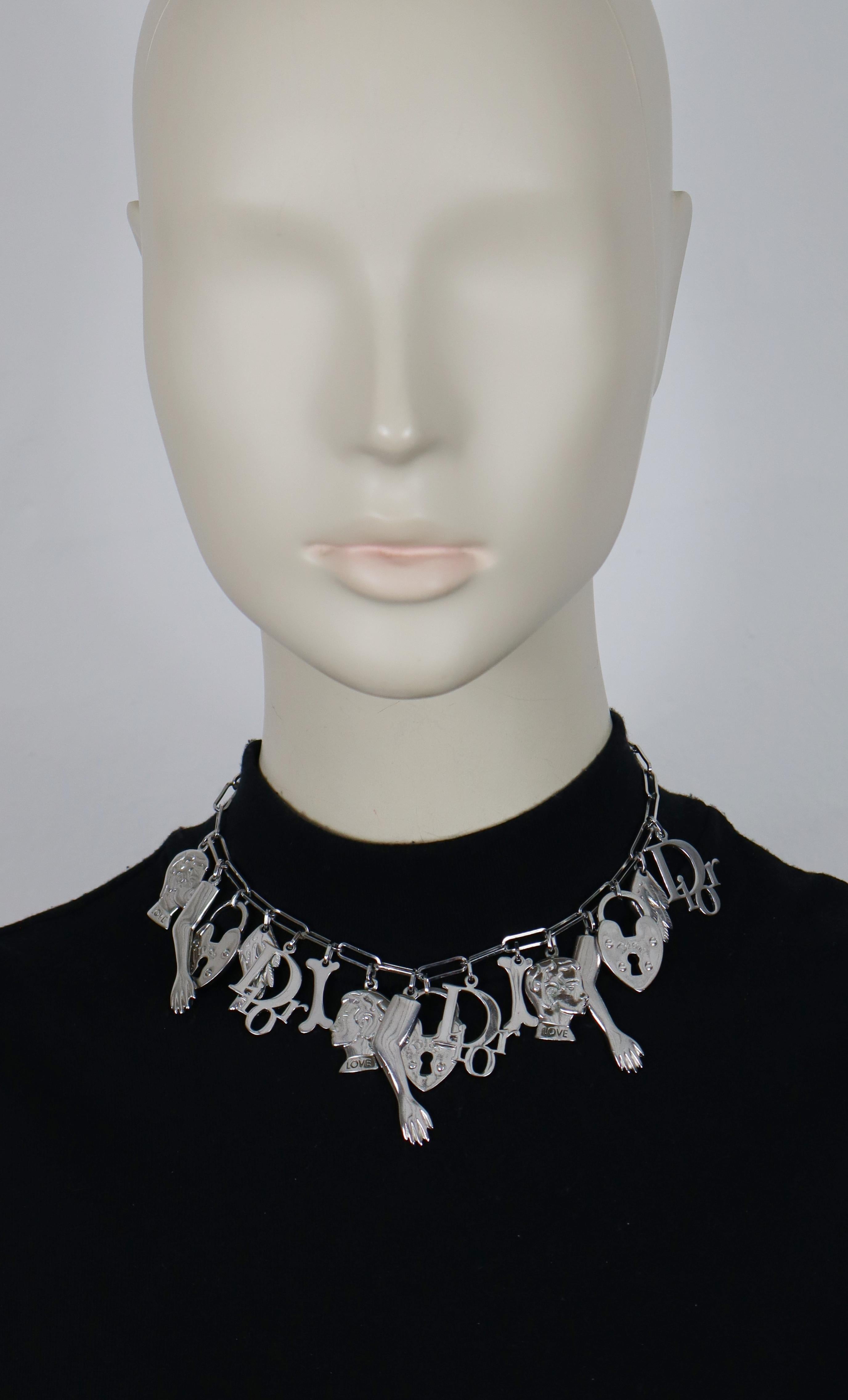 Collana a catena vintage di CHRISTIAN DIOR in tonalità argento impreziosita da charme figurati.

Chiusura a moschettone.

DIOR in rilievo sui charms del lucchetto.

Misure indicative: lunghezza circa 35 cm (13,78 pollici).

Materiale(i) : Hardware