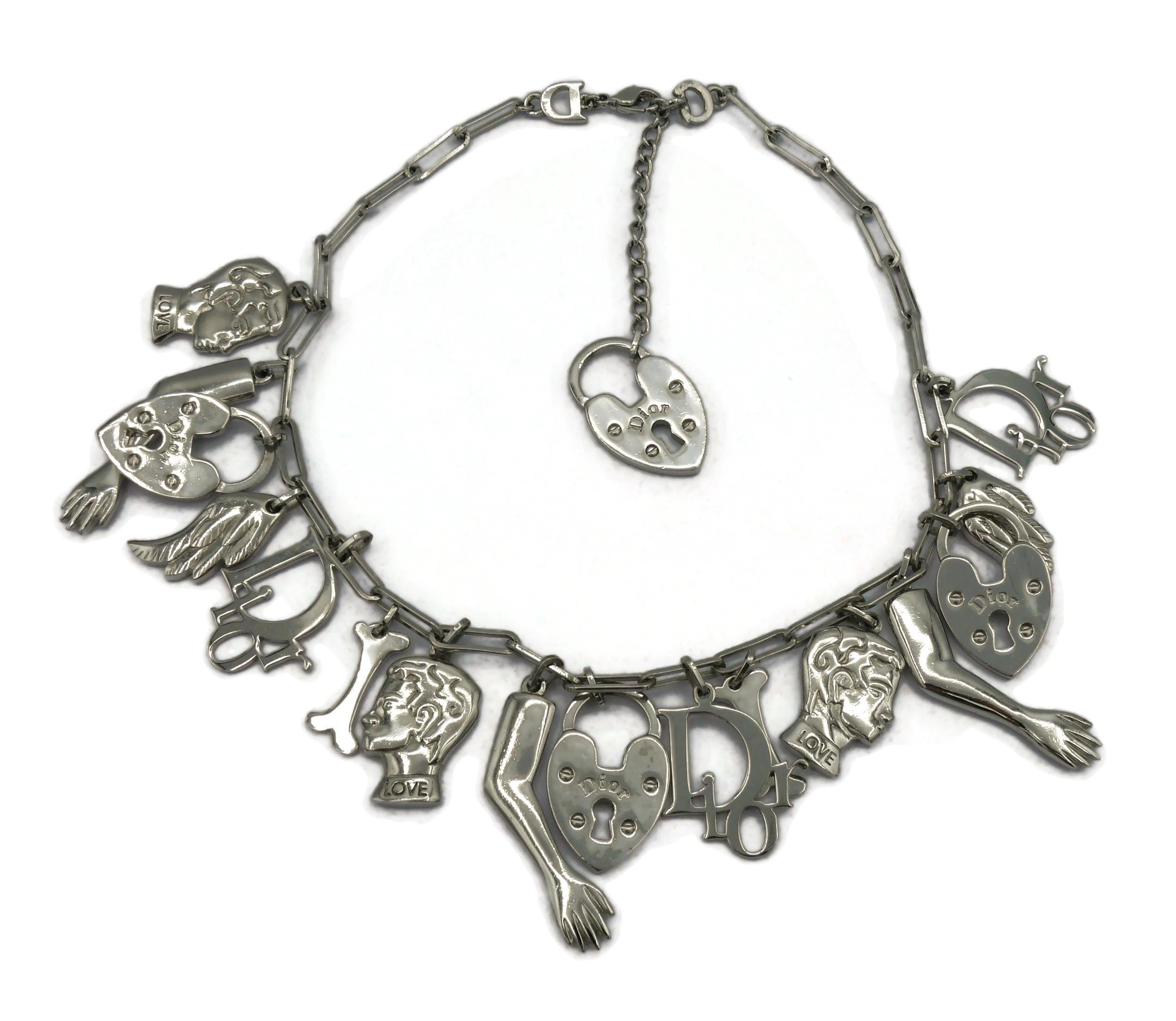 CHRISTIAN DIOR Vintage Silberfarbene figurale Charm-Halskette Damen im Angebot