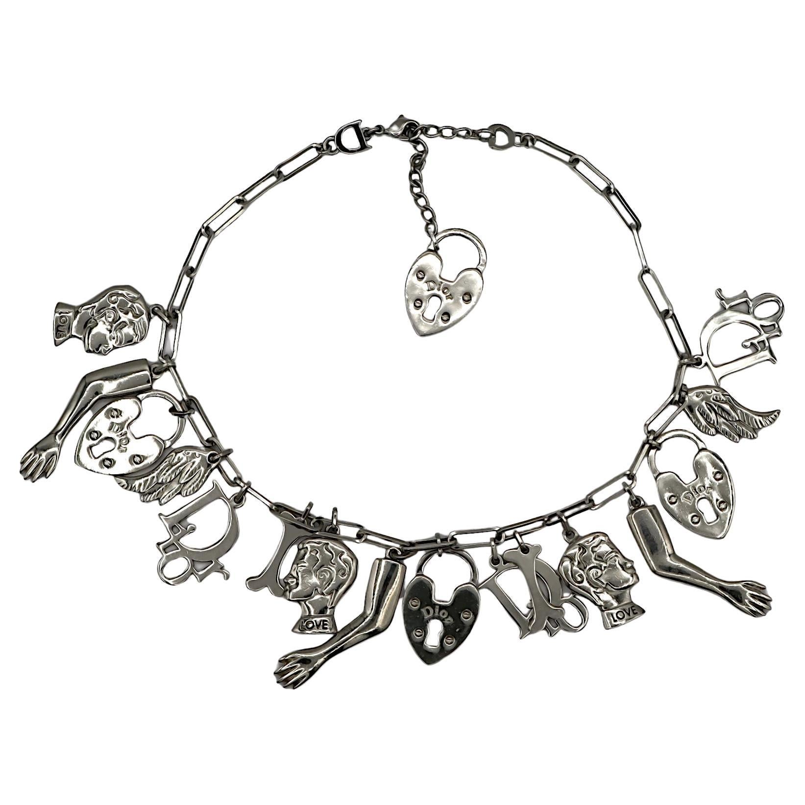 CHRISTIAN DIOR Collana Vintage con Charm Figurale in tonalità argento in vendita