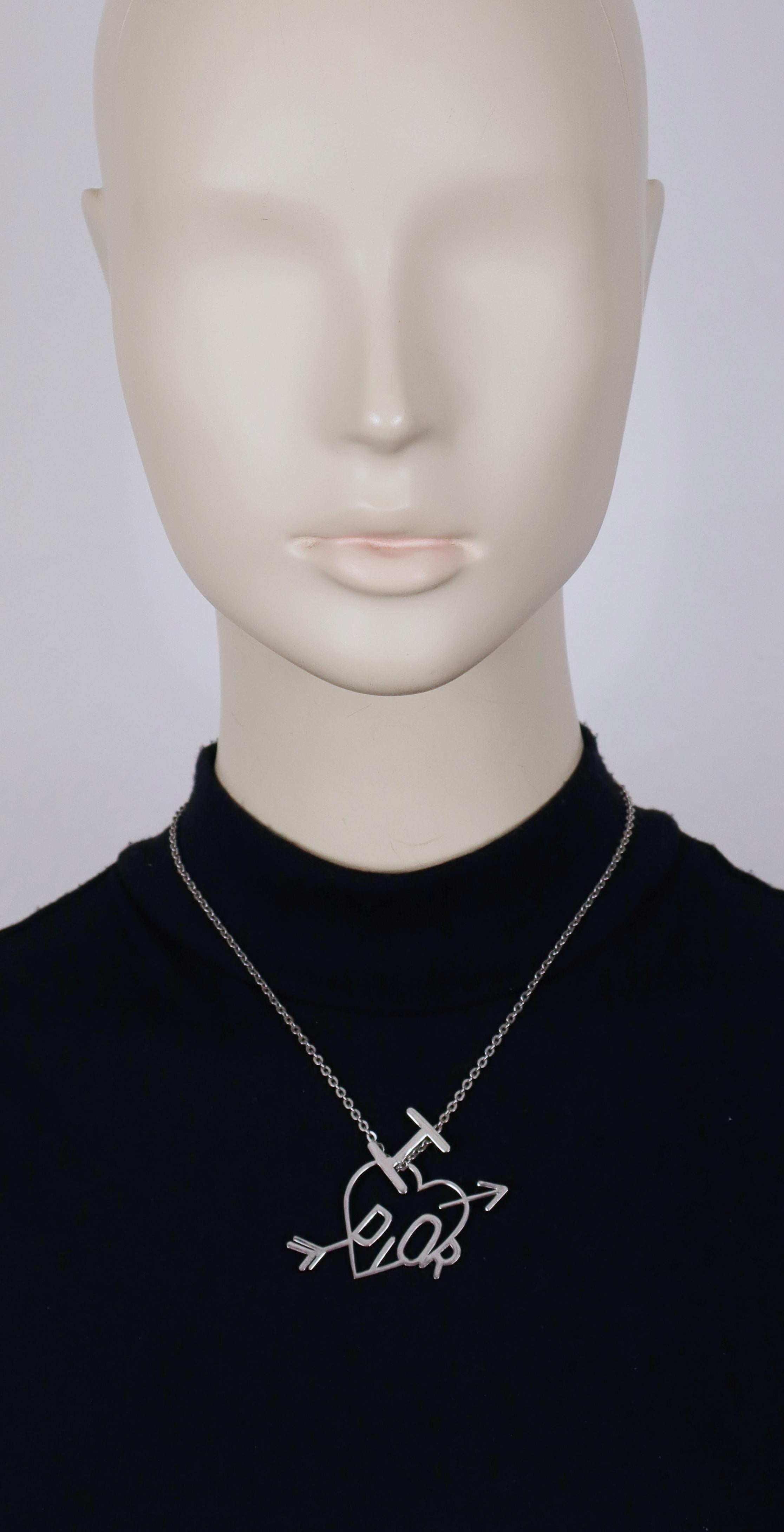CHRISTIAN DIOR by JOHN GALLIANO vintage silver tone I Love Dior Arrow Heart Pendant Necklace.

Adjustable lobster clasp closure.

Embossed DIOR.

Indicative measurements : adjustable length from approx. 37 cm (14.57 inches) to approx. 43 cm (16.93
