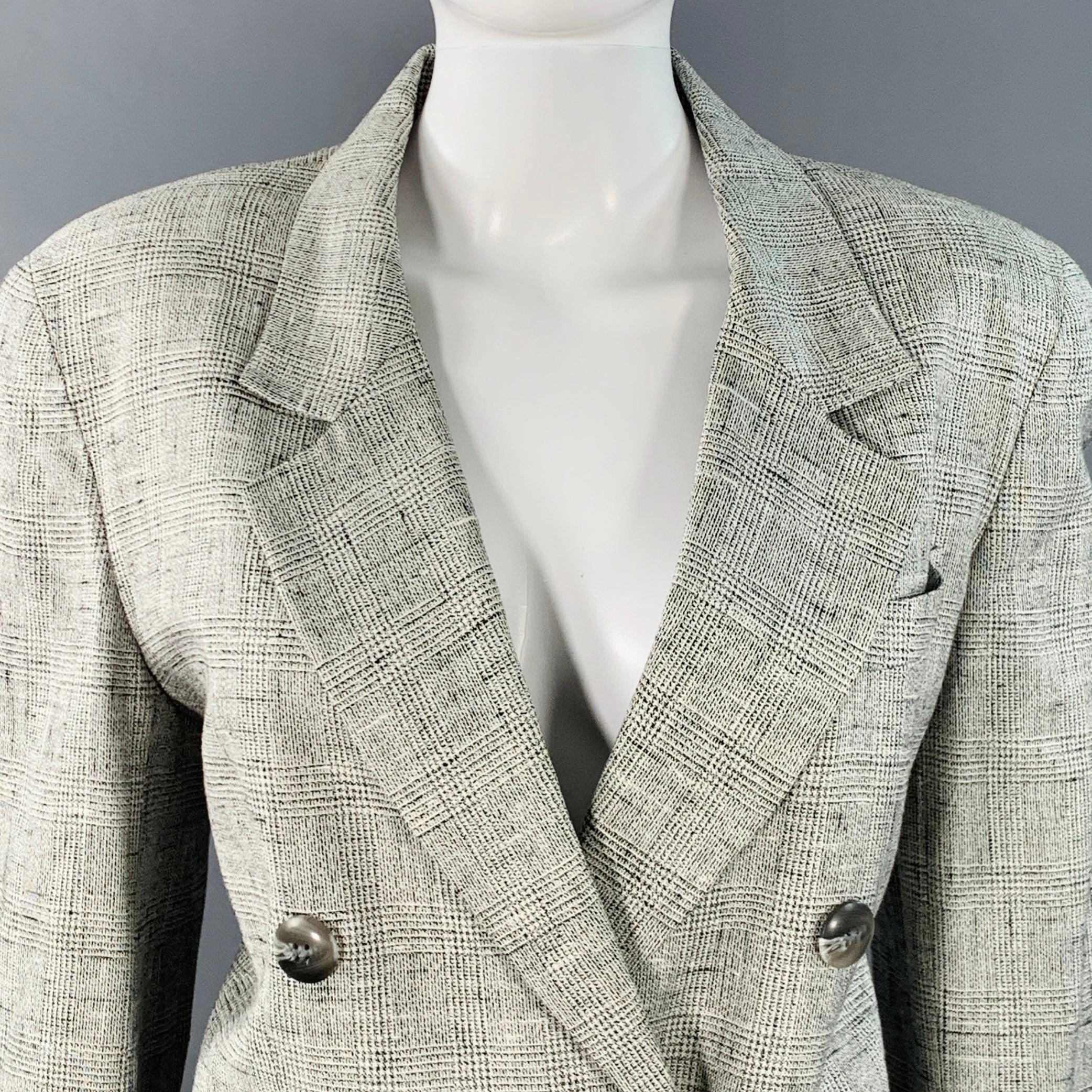 Vintage CHRISTIAN DIOR Blazer
aus schwarzem und weißem Stoff mit zweireihigem Stil, gekerbtem Revers, Glenplaid-Muster und doppeltem Knopfverschluss. Made in USA.Excellent Pre-Owned Condition. 

Markiert:   6 

Abmessungen: 
 
Schultern: 16,5 Zoll