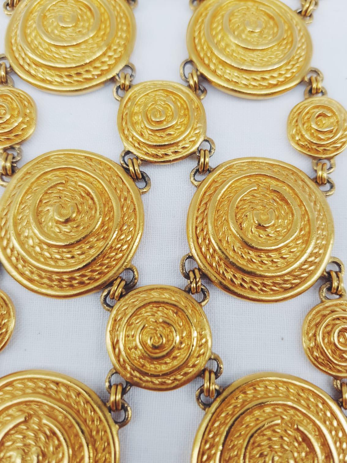 Seltene CHRISTIAN DIOR Vintage spiralförmige goldene Manschette Damen im Angebot