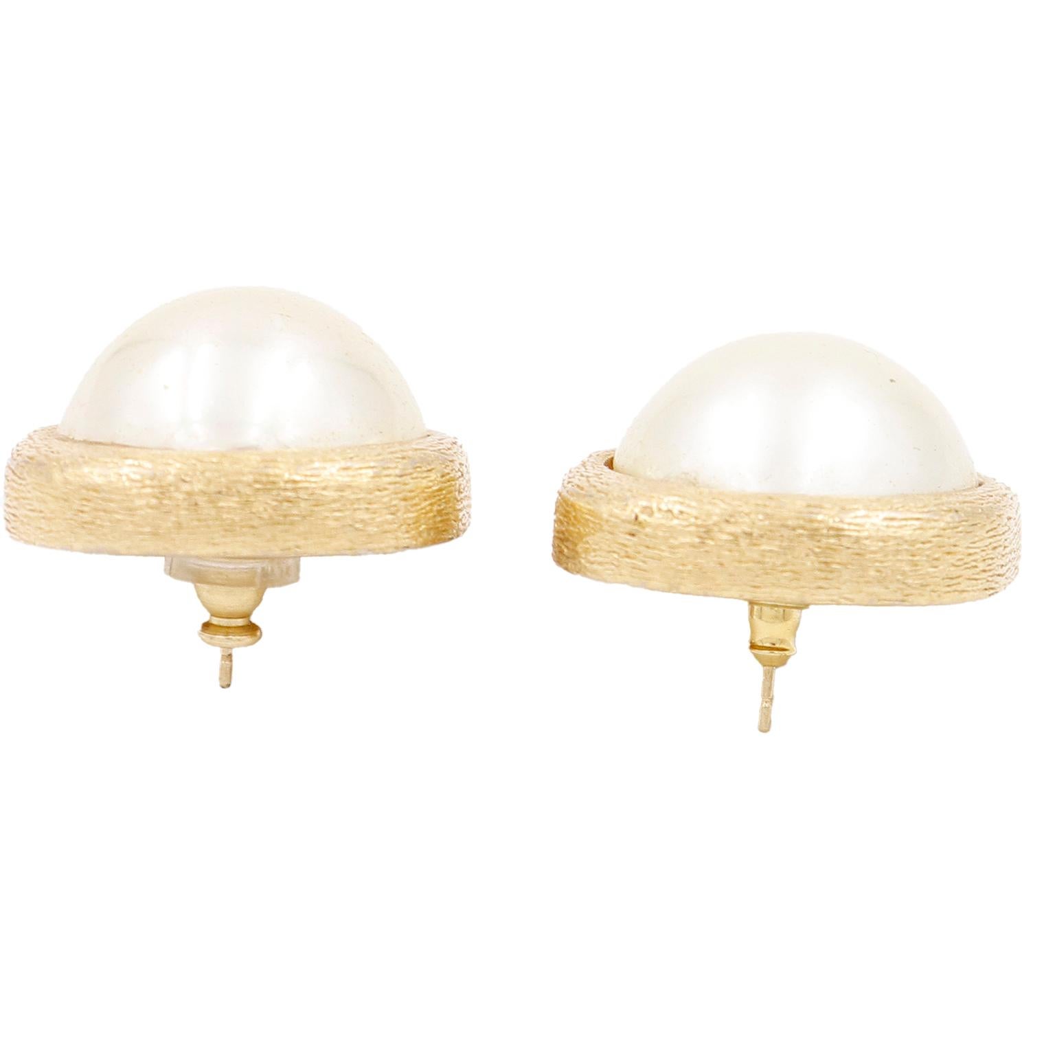 Christian Dior Vintage Square Textured Gold Pierced Earrings w Oversized Pearl In Excellent Condition For Sale In Portland, OR