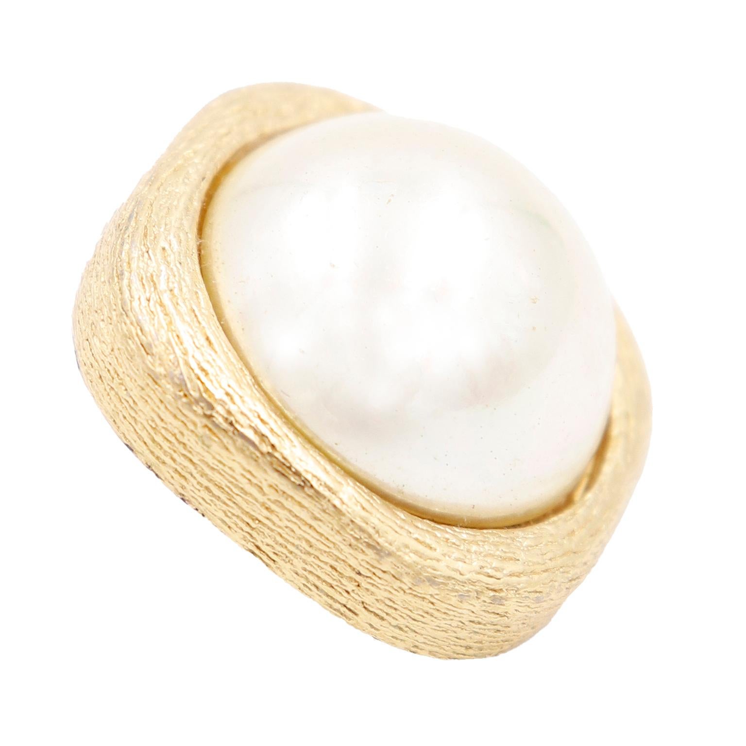 Christian Dior Vintage Quadratische durchbrochene Ohrringe aus strukturiertem Gold mit übergroßen Perlen im Angebot 1