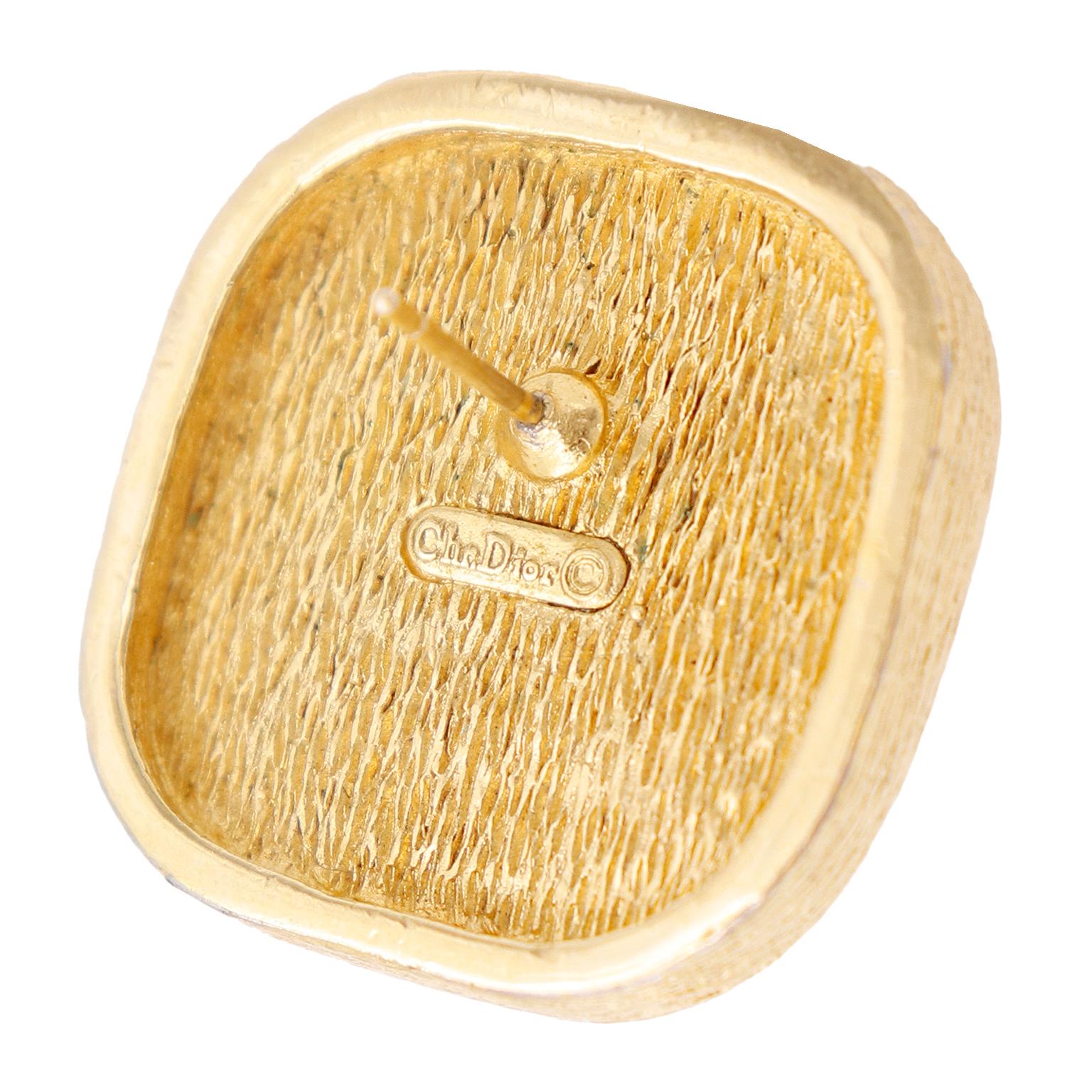 Christian Dior Vintage Quadratische durchbrochene Ohrringe aus strukturiertem Gold mit übergroßen Perlen im Angebot 2